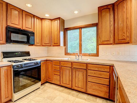 4th image of 8691 Summit Ct