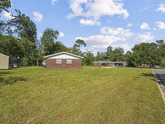 4th image of 998 Seven Oaks Rd