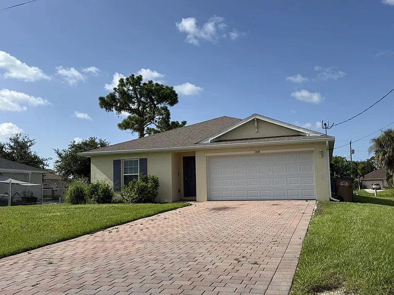 1108 NE 36th Ln — Photo 1