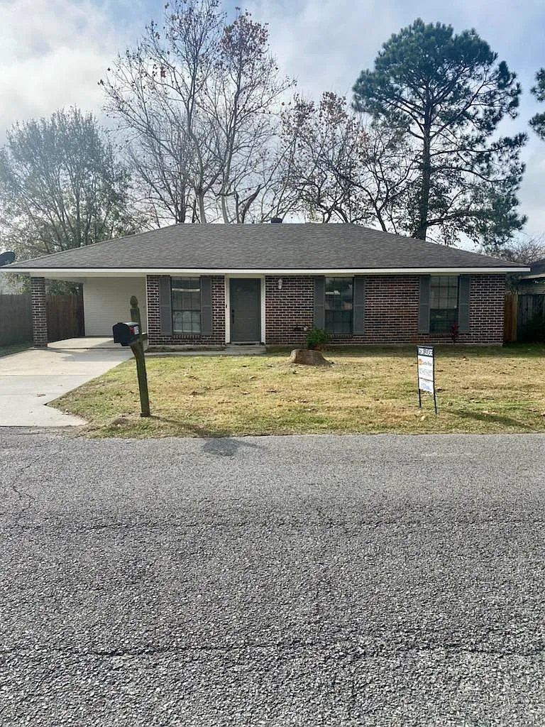 3 bed, 1.5 bath, 1136 sqft, $1,495 — Photo 1