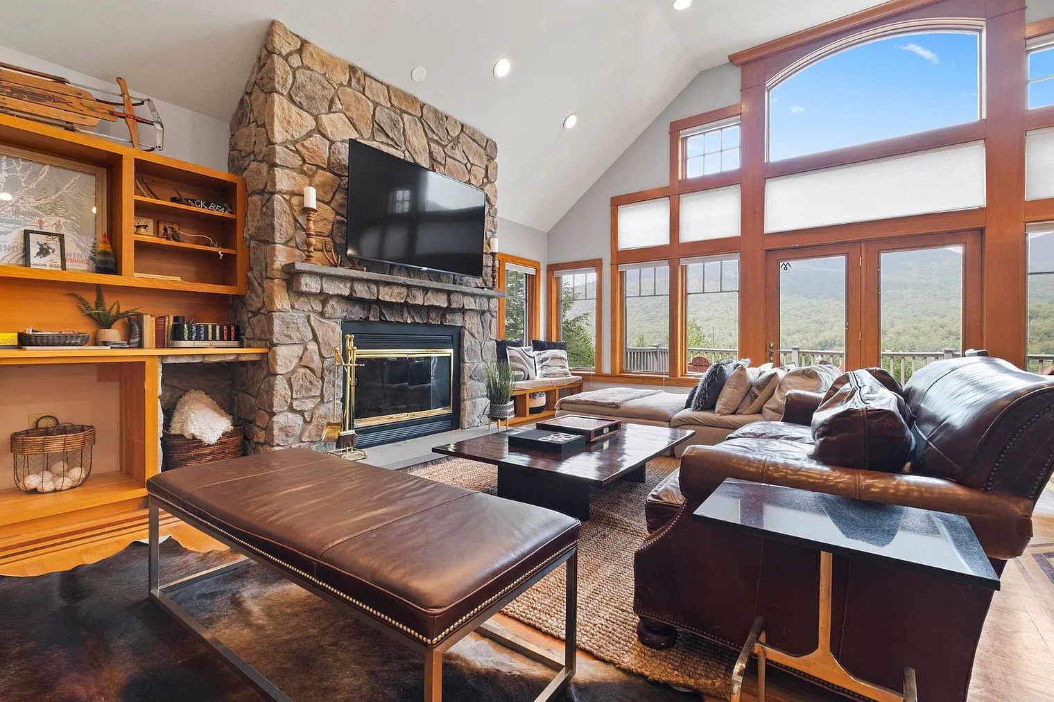7 bed, 4.0 bath, 4499 sqft, $36,420 — Photo 4