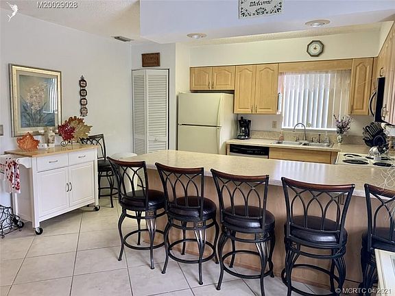 4th image of 221 SE Village Dr #221