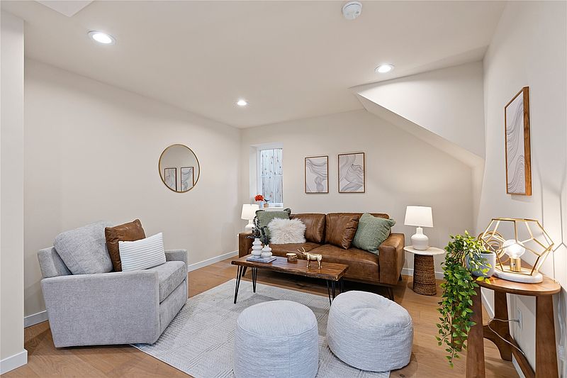 4th image of 5440 B 21st Avenue SW