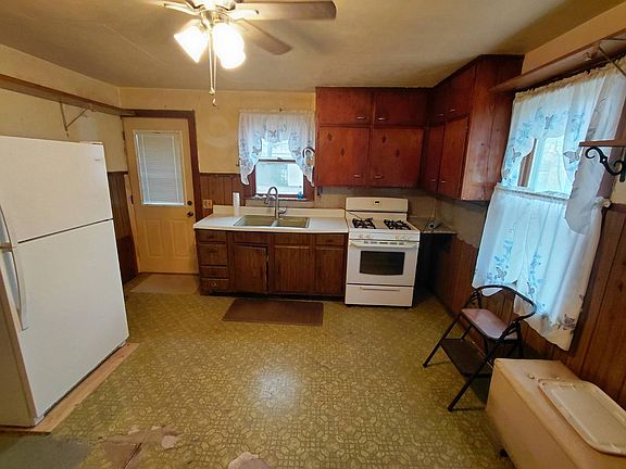 5th image of 909 W Center St