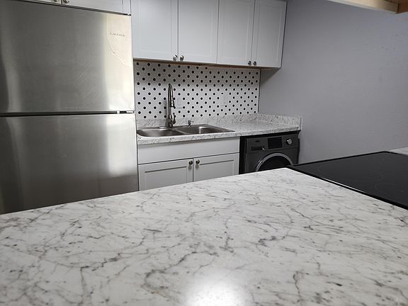 3rd image of 1204 W Reynolds St #103