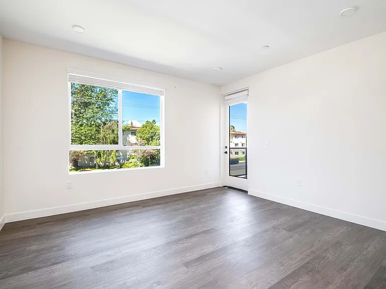 6120 Woodman Ave #101 — Photo 13
