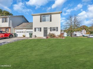 5 Tracey Ct, Howell, NJ 07731