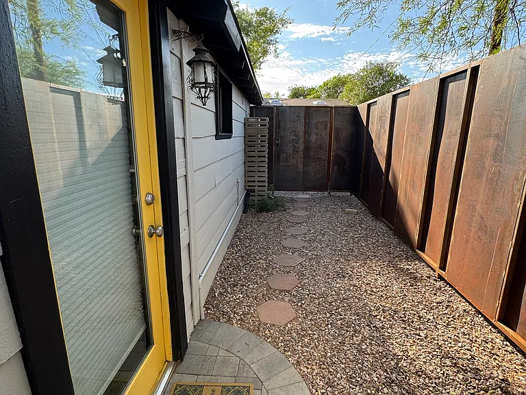 1724 N Whittier Dr — Photo 11