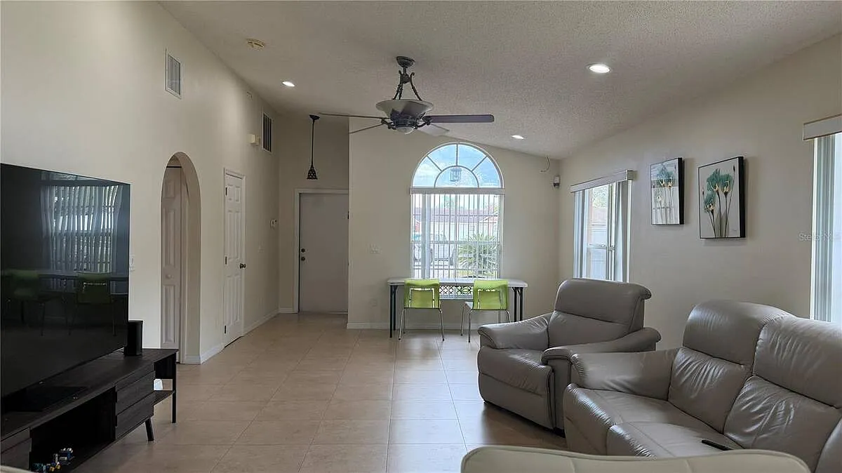3 bed, 2.0 bath, 1315 sqft, $2,900 — Photo 3