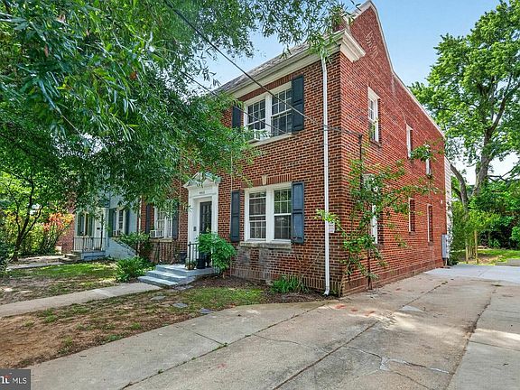 3rd image of 4512 Macarthur Blvd NW