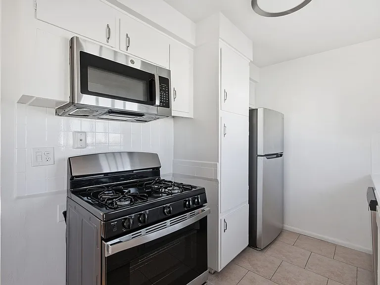 6640 Darby Ave — Photo 4