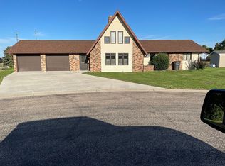 213 Heritage Cir, Rugby, ND 58368