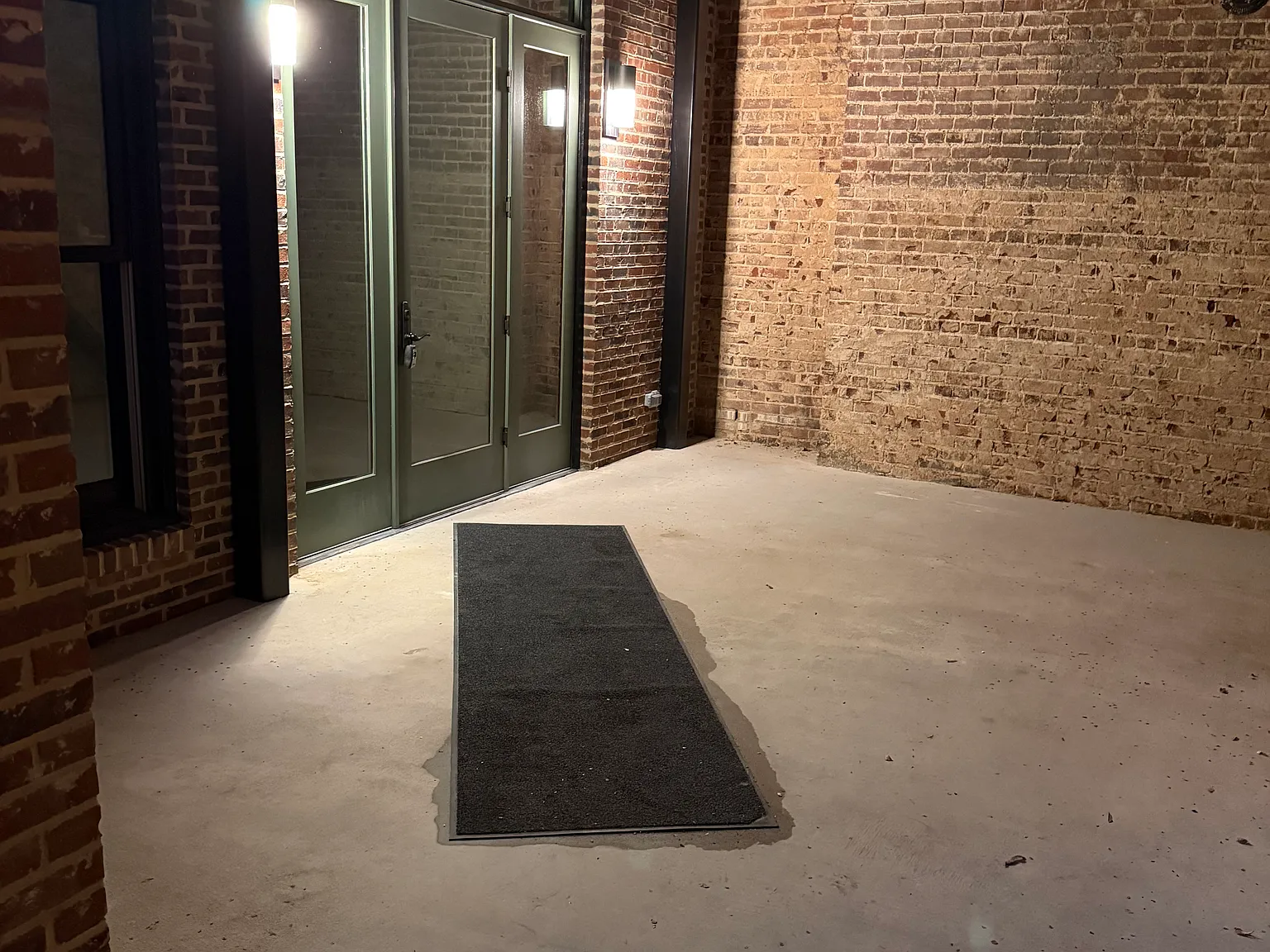 1 bed, 903 sqft, $2,100 — Photo 3