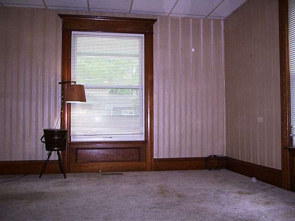 4th image of 410 W 8th St