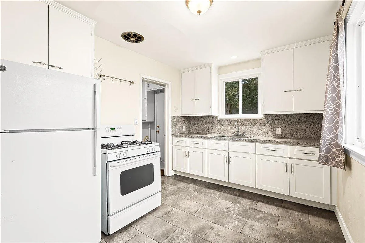 2 bed, 842 sqft, $1,525 — Photo 2