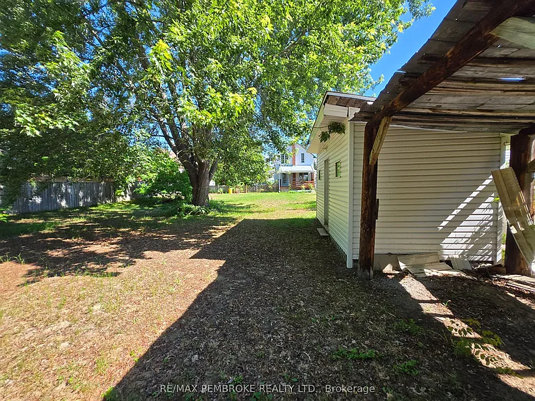 566 Perth St — Photo 16