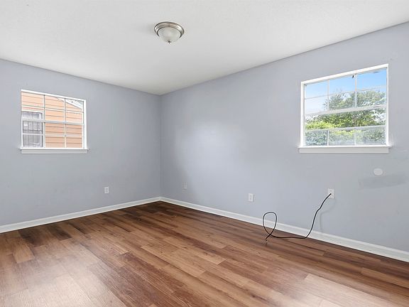 4th image of 3807 Glenburee St