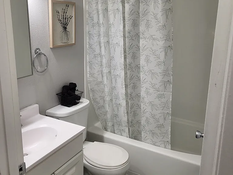Townhouse Square Apartments — Photo 11