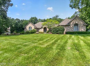 5264 Pinewood Dr, Brighton, MI 48116