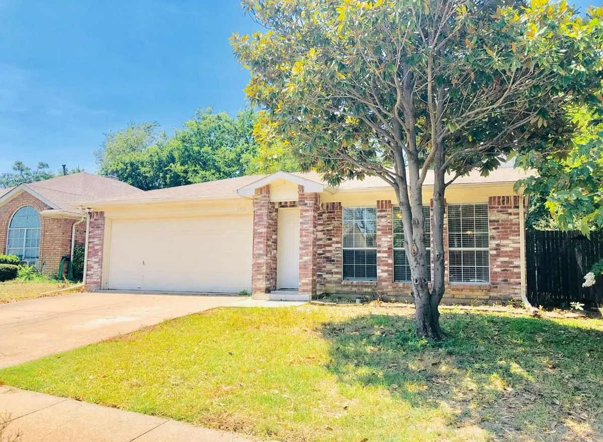 Building Photo - 5902 Lakey Dr