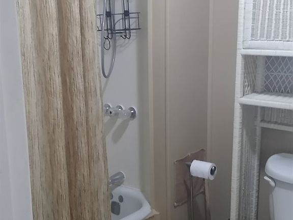 5th image of 470A W 2nd St