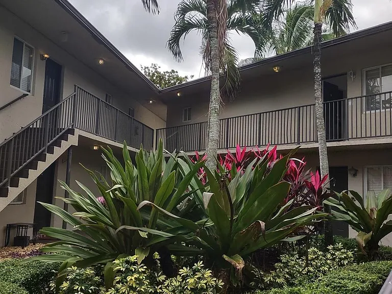 1444 Windsor Ct #1 — Photo 2