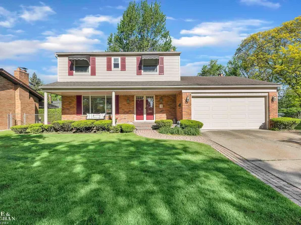 21711 Eastbrook Ct, Grosse Pointe Woods, MI 48236