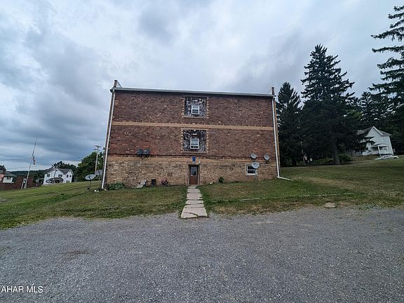 3rd image of 152 Hickory St