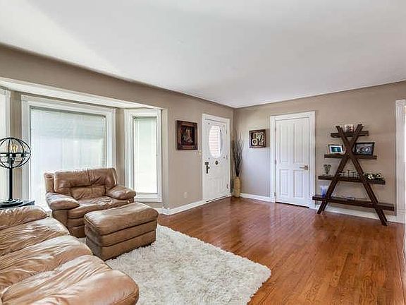 5th image of 419 Englewood Ave