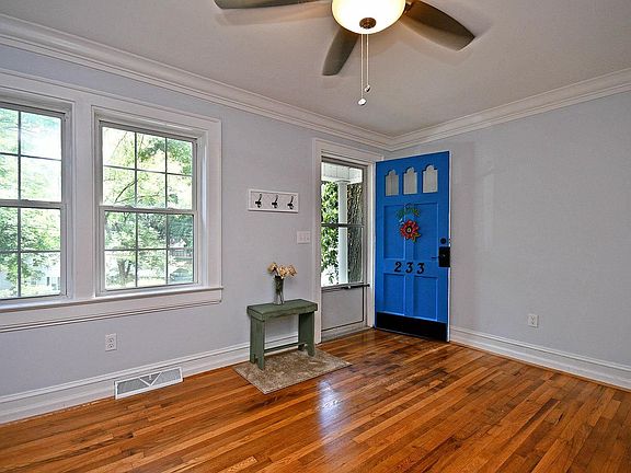 3rd image of 233 W Hillcrest Dr