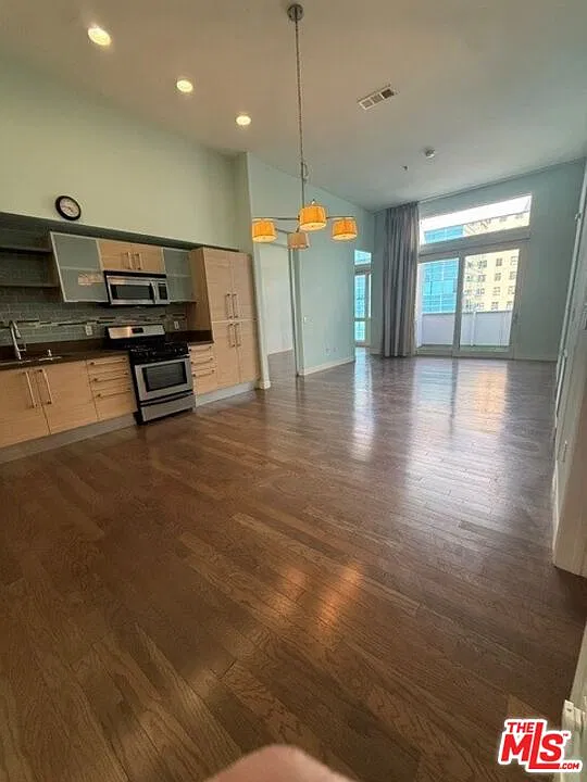 2 bed, 2.0 bath, 1140 sqft, $3,450 — Photo 2