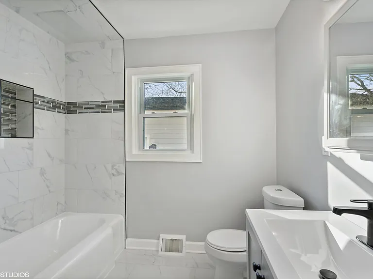 810 S Jackson St — Photo 11