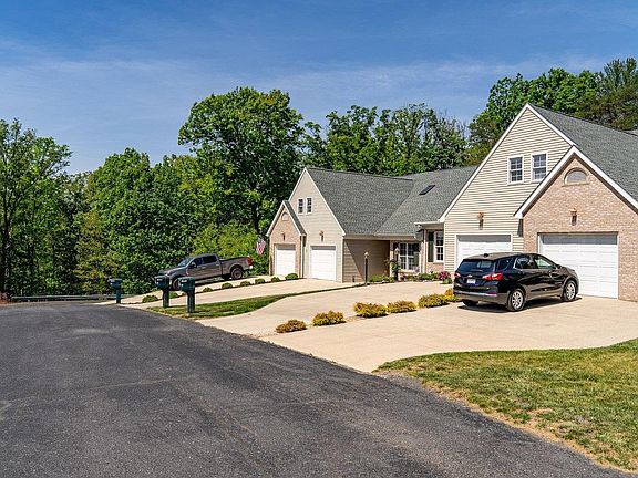 2nd image of 43 Hickory Nut Ln