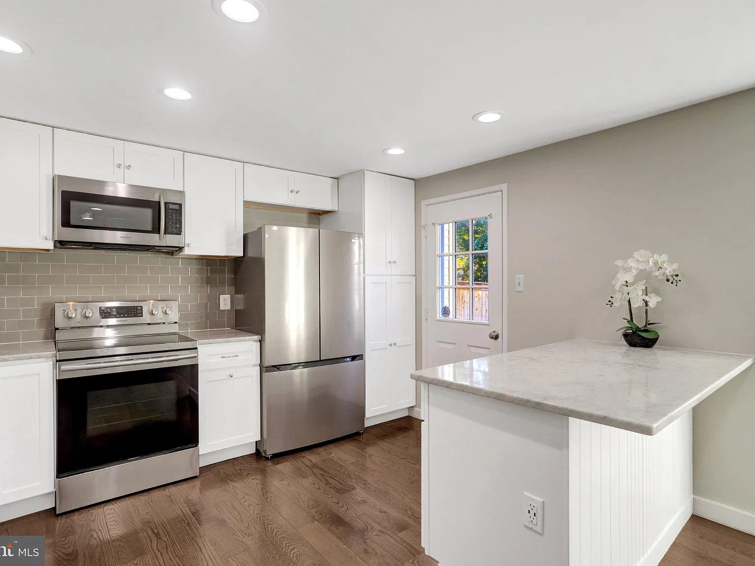 3 bed, 3.5 bath, 1866 sqft, $4,200 — Photo 4