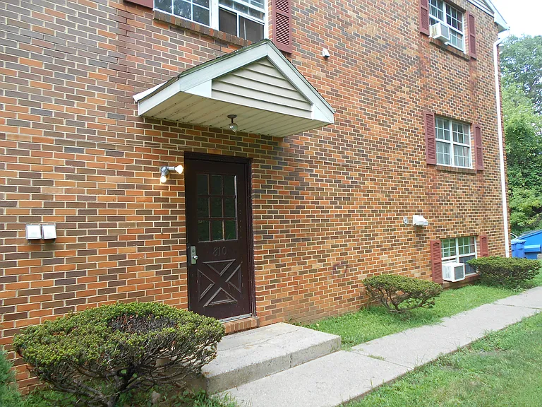 810 E Turner St #4 — Photo 2