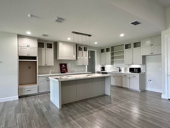 4th image of 3407 Delfina Dr