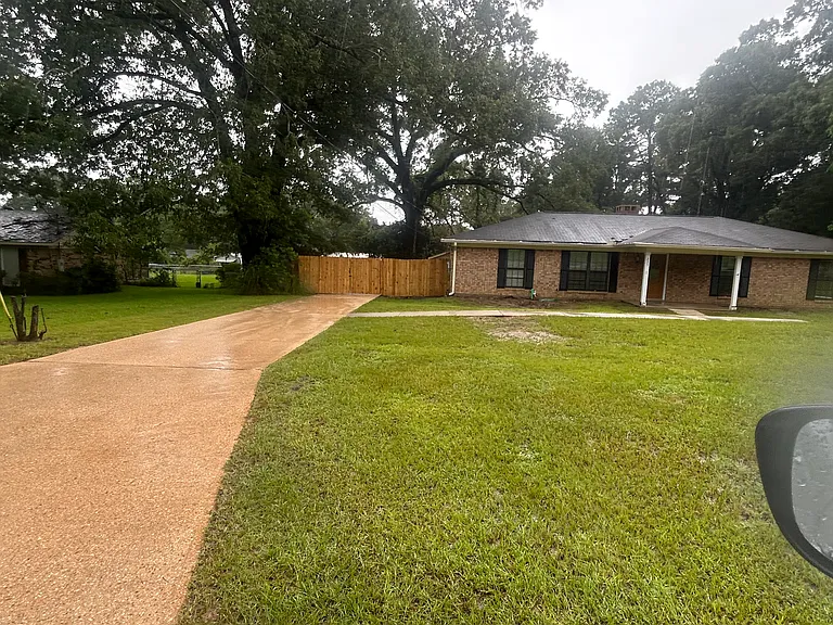 225 Denise Ln — Photo 2
