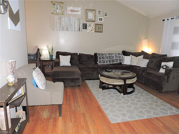 3rd image of 24290 Woodmere Dr
