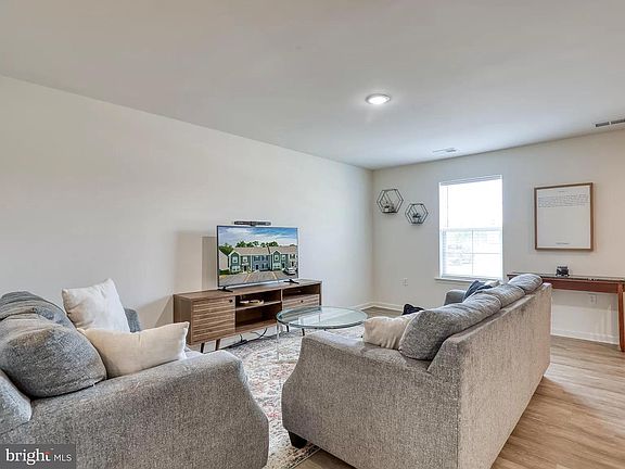 4th image of 658 Thumper Dr