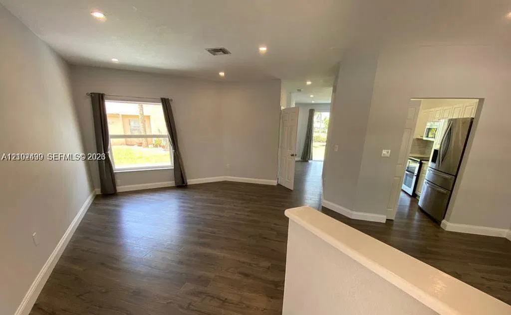 3 bed, 2.5 bath, 1726 sqft, $3,650 — Photo 4