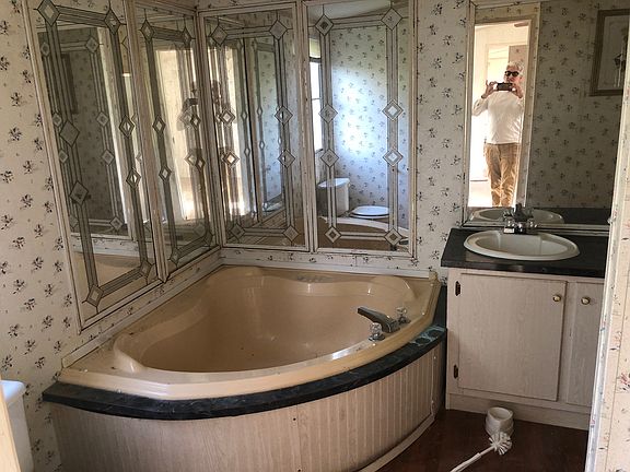 2nd image of 2524 N Flounder Dr