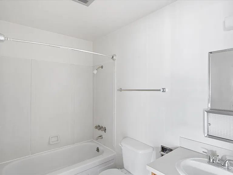 Lewis and Clark Apartments — Photo 9