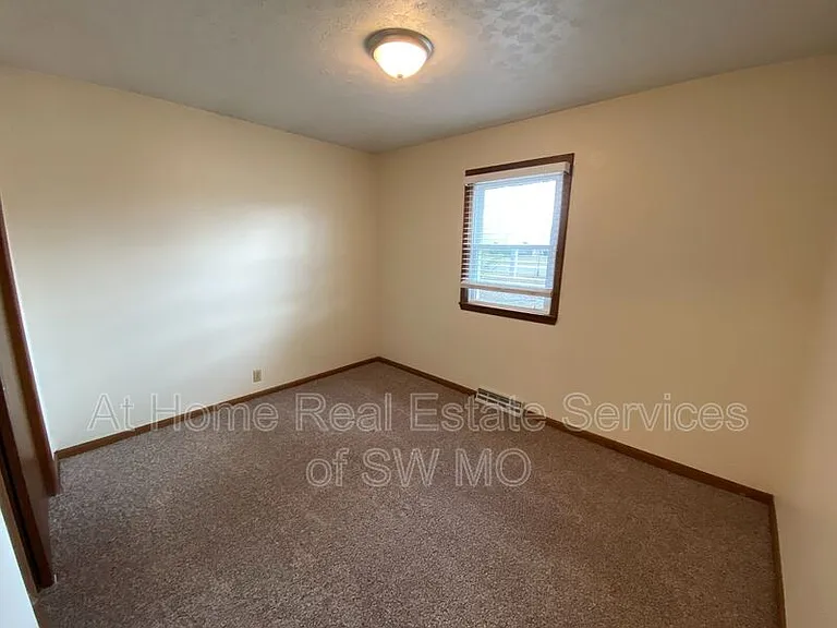 1921 Bellerive Dr — Photo 12
