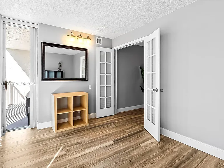 400 Leslie Dr #305 — Photo 10