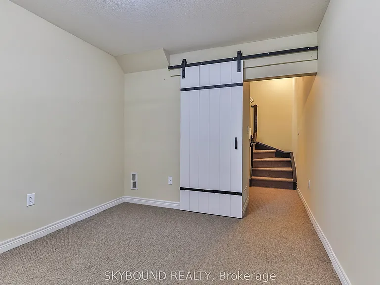 2 Egleston Ln — Photo 3