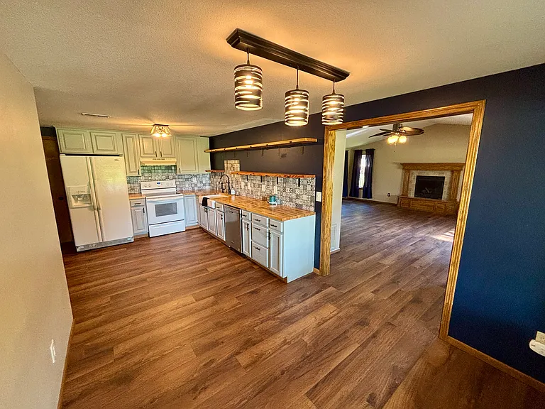 109 S Derby Ave — Photo 3