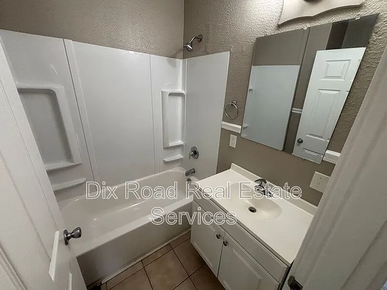 3701 Iona Ave — Photo 21