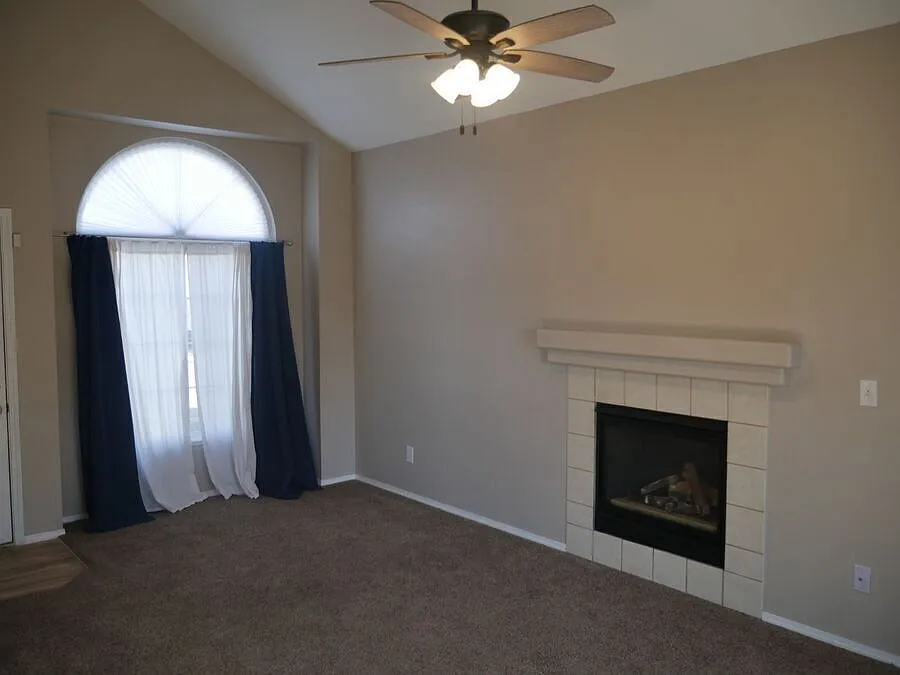 Beautiful 3 Bd Home With Fireplace, Fenced Yard & Central A/C! — Photo 3