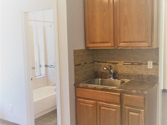 4th image of 2571 31st St APT 1