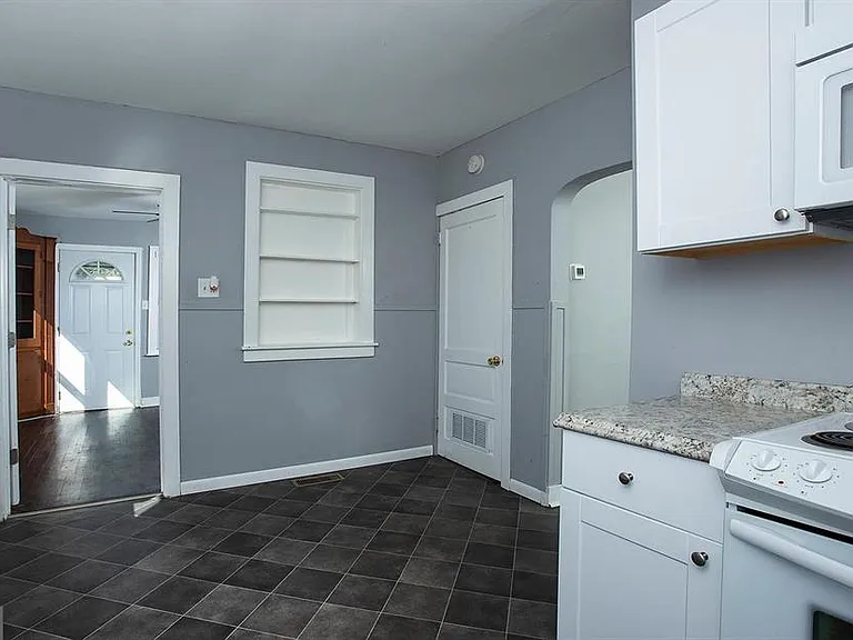 340 S Wood St — Photo 15